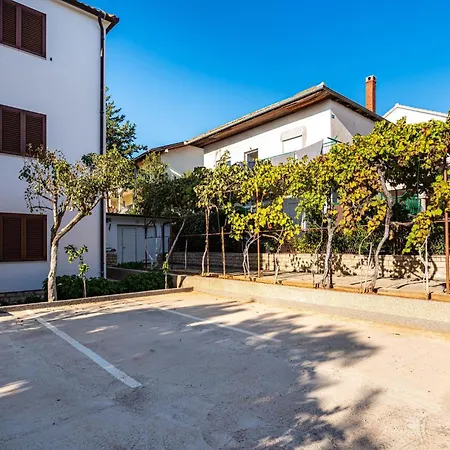 2 Bedroom Cozy In زادار